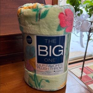 The Big One Multicolor Plush Throw-Floral print